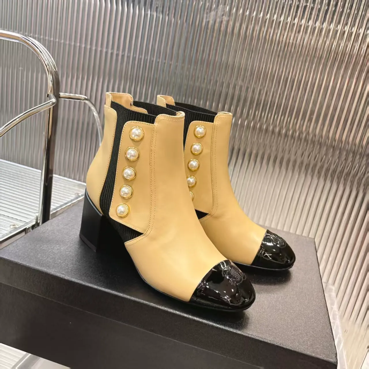 👟👟Ex-factory price 680👟👟 (top version) 𝗖𝗛𝗔𝗡𝗘𝗟𝟐5 years of Chanel𝐅𝐖Must-have for autumn and winter rhombus motorcycle boots Martin boots Xiaoxiangjia's super classic motorcycle boots sweet and cool shape can easily increase the height of the foot and elongate the legs. It is fashionable and fashionable with pearls One-to-one reproduction of the original 👟Material: First-layer cowhide ▪️Heel height: 6.5𝐜𝐦 ▪️Lining: sheepskin ▫️𝐒𝐢𝐳𝐞:𝟑𝟓-𝟒𝟏𝐌(𝟒𝟎, 𝟒𝟏 customization is not returnable) ▪️Sole: original 1:1 molded leather outsole ▫️Color: black, white, apricot (three colors included) ▪️Combined with original full set of packaging📦